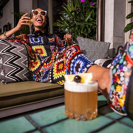 فندق كيو تي ملبورن المظهر الخارجي الصورة A woman drinking a beer