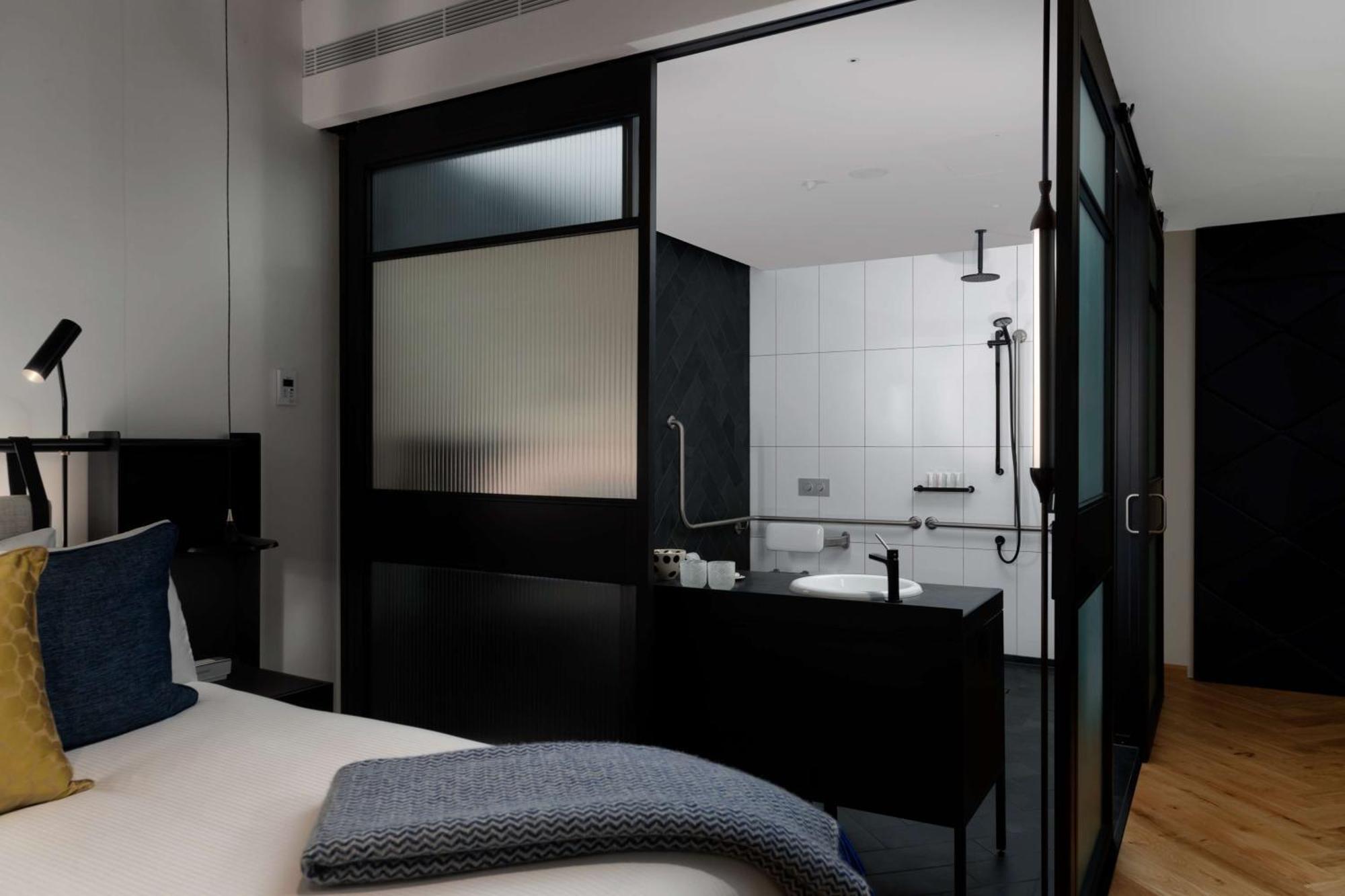 فندق كيو تي ملبورن المظهر الخارجي الصورة A bathroom at the Hotel