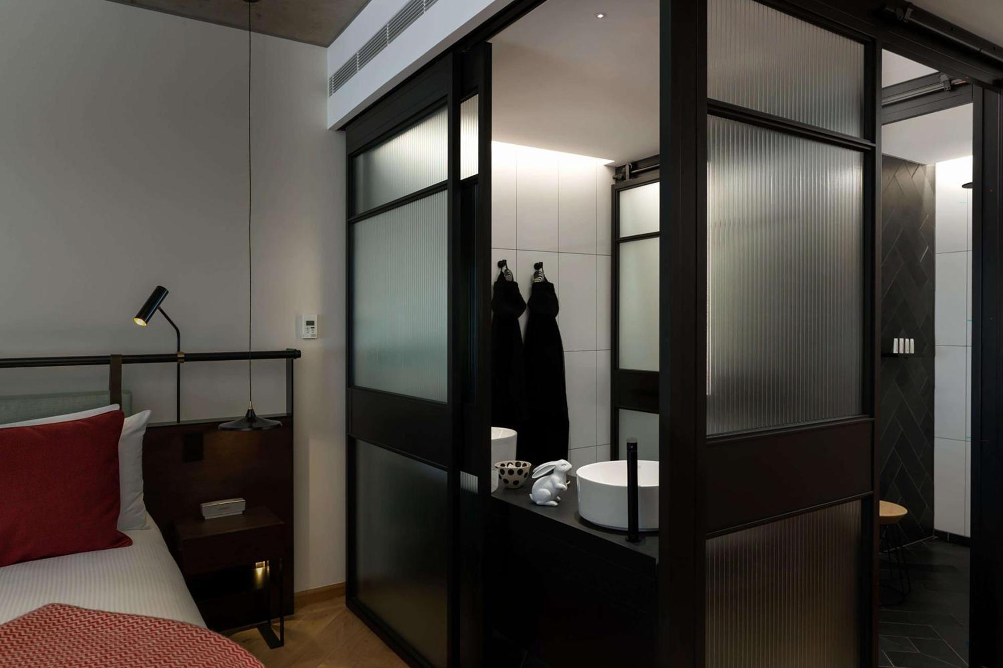 فندق كيو تي ملبورن المظهر الخارجي الصورة A room at the hotel