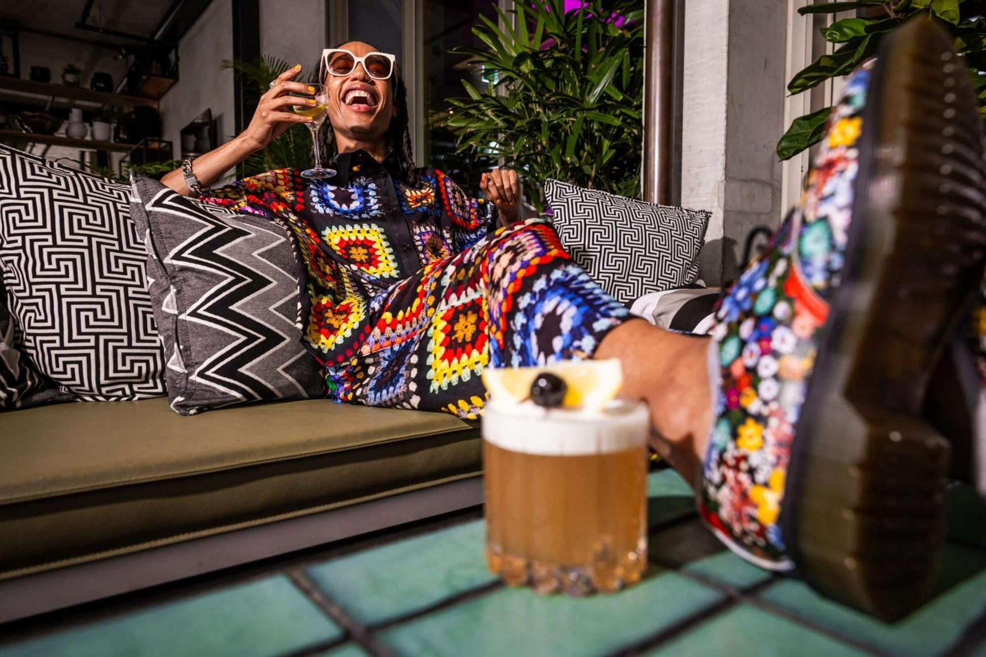 فندق كيو تي ملبورن المظهر الخارجي الصورة A woman drinking a beer