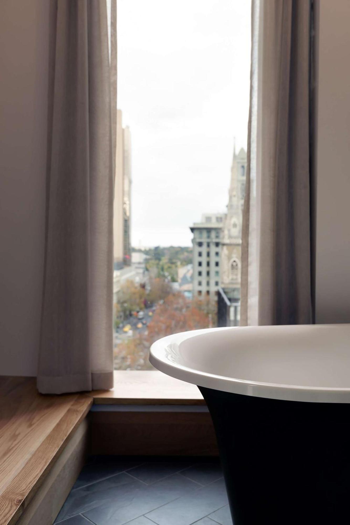 فندق كيو تي ملبورن المظهر الخارجي الصورة A view of the city from a room at the hotel