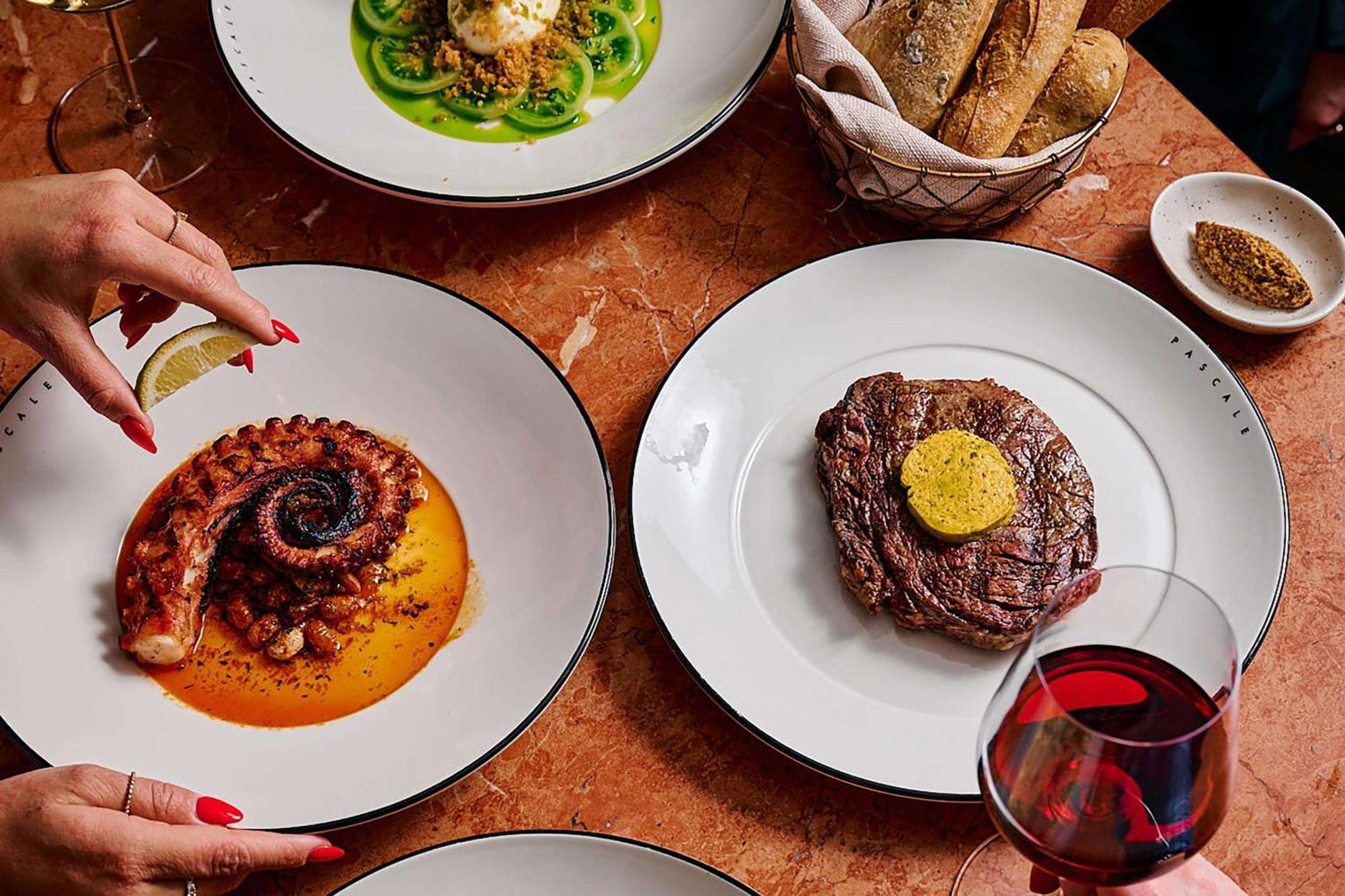 فندق كيو تي ملبورن المظهر الخارجي الصورة Dishes at the restaurant