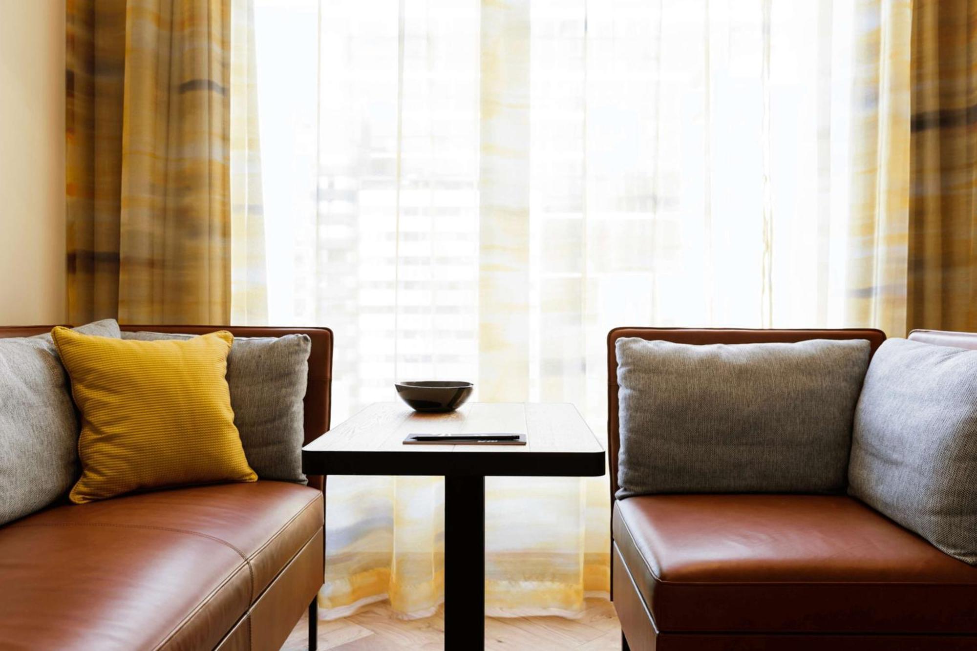 فندق كيو تي ملبورن المظهر الخارجي الصورة A table and two chairs