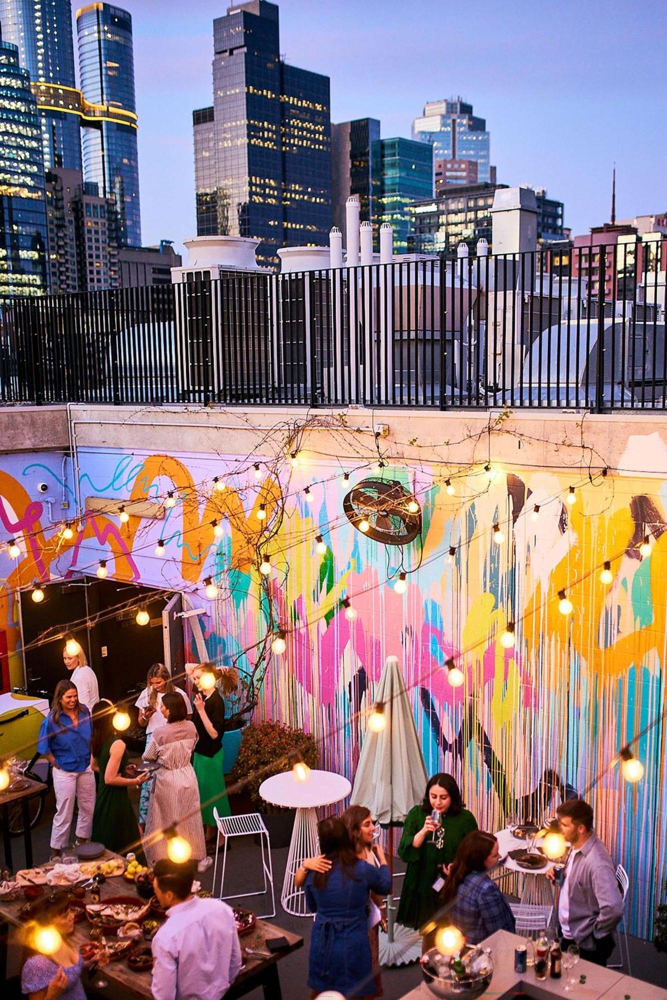 فندق كيو تي ملبورن المظهر الخارجي الصورة The courtyard at the 2018 edition of the festival