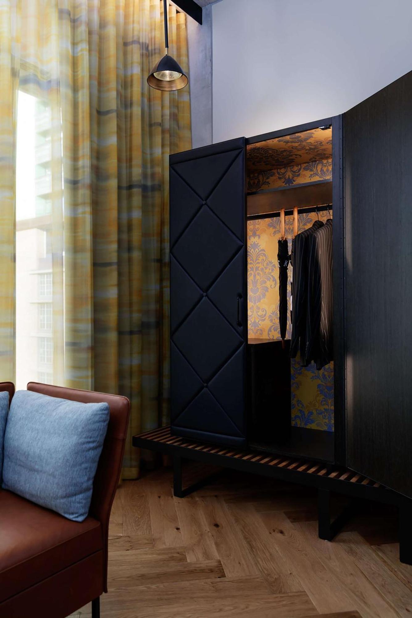 فندق كيو تي ملبورن المظهر الخارجي الصورة A wardrobe