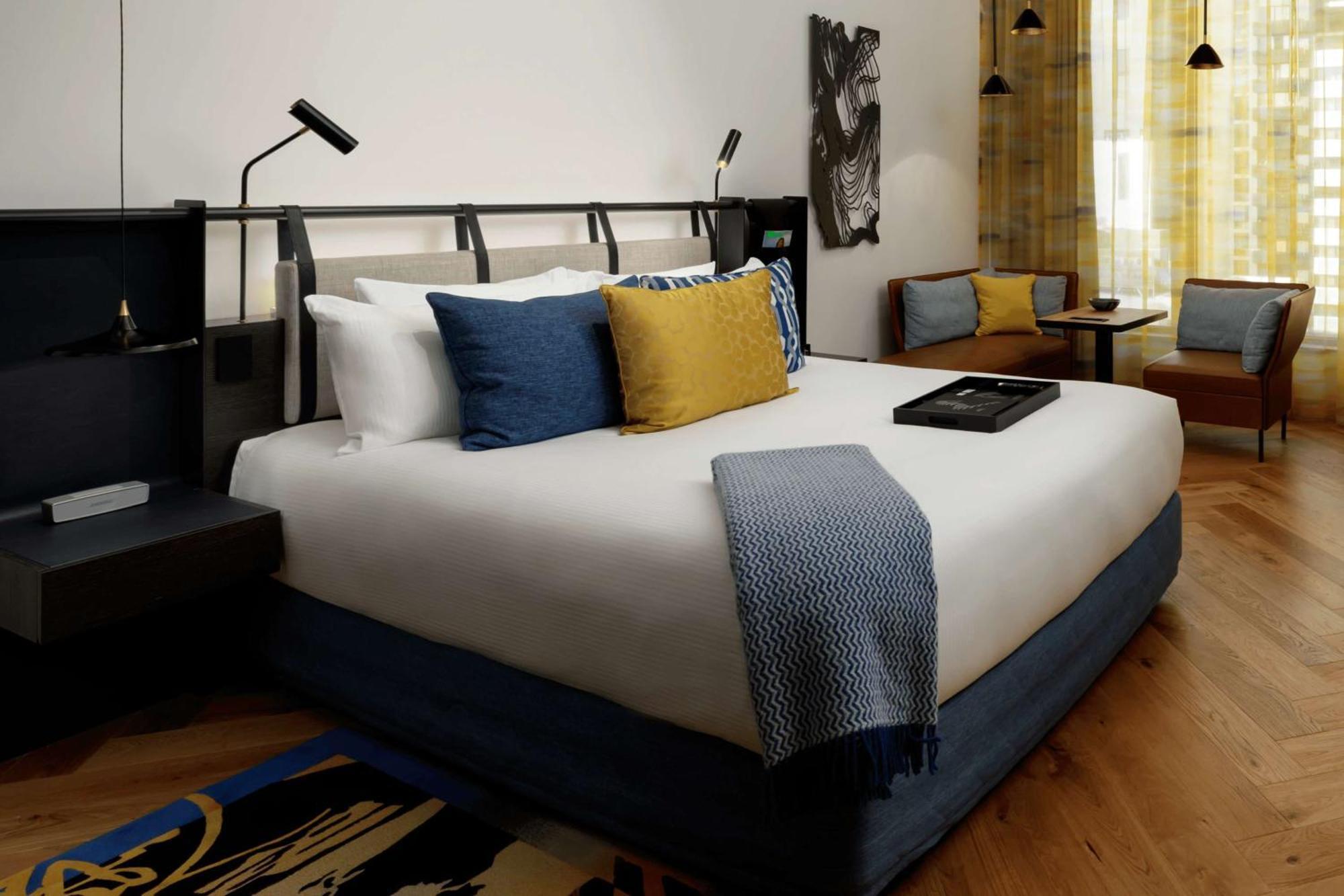 فندق كيو تي ملبورن المظهر الخارجي الصورة A bedroom at the hotel