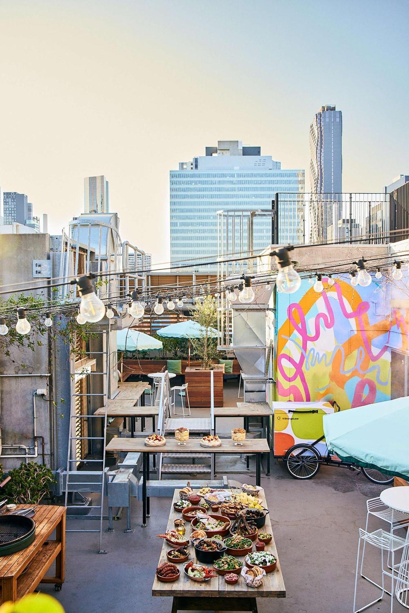 فندق كيو تي ملبورن المظهر الخارجي الصورة The rooftop bar at the Standard East Village