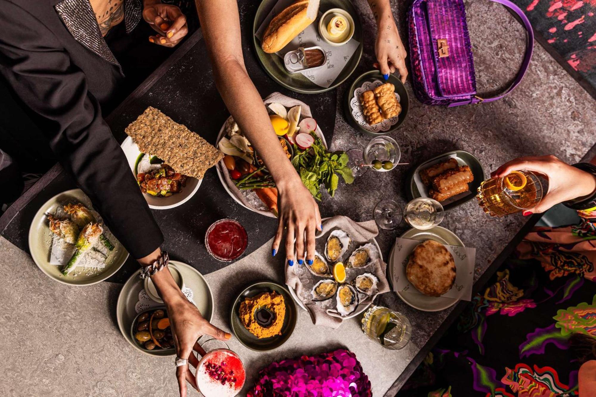 فندق كيو تي ملبورن المظهر الخارجي الصورة A selection of tapas