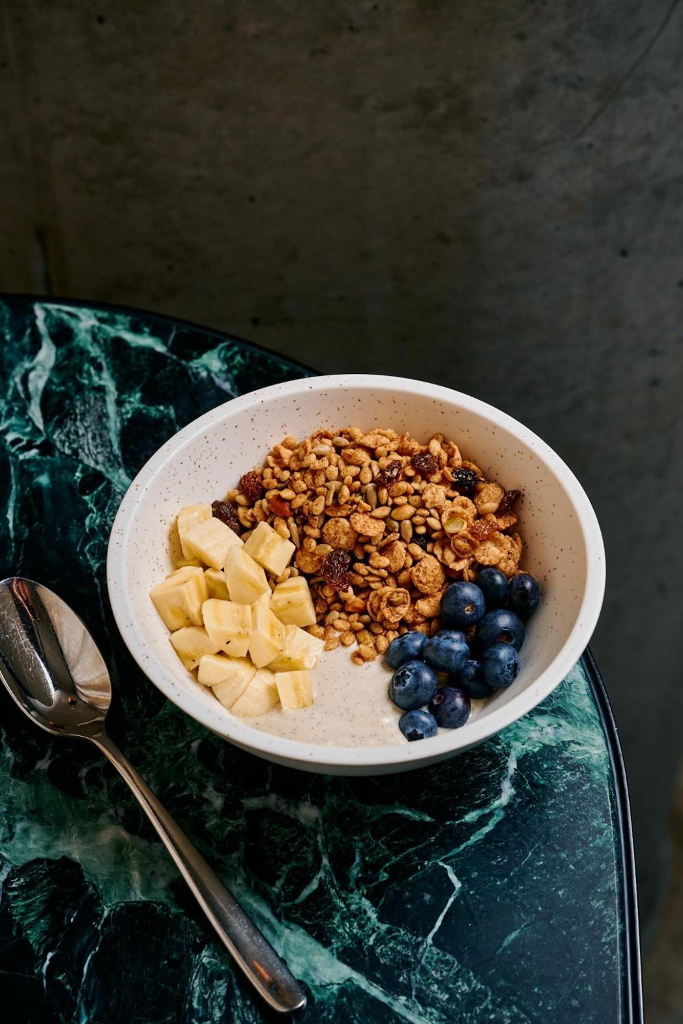 فندق كيو تي ملبورن المظهر الخارجي الصورة Müsli with fruit and yoghurt